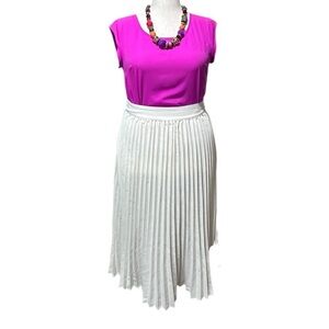 Simple Vera Vera Wang Cream Pleated Skirt Size Medium NWT